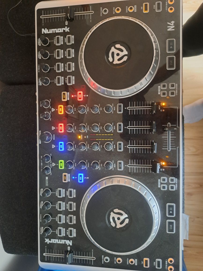 Kontroler Numark N4 konsola