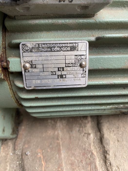 Електродвигун з редуктором, вихід на зірочку.