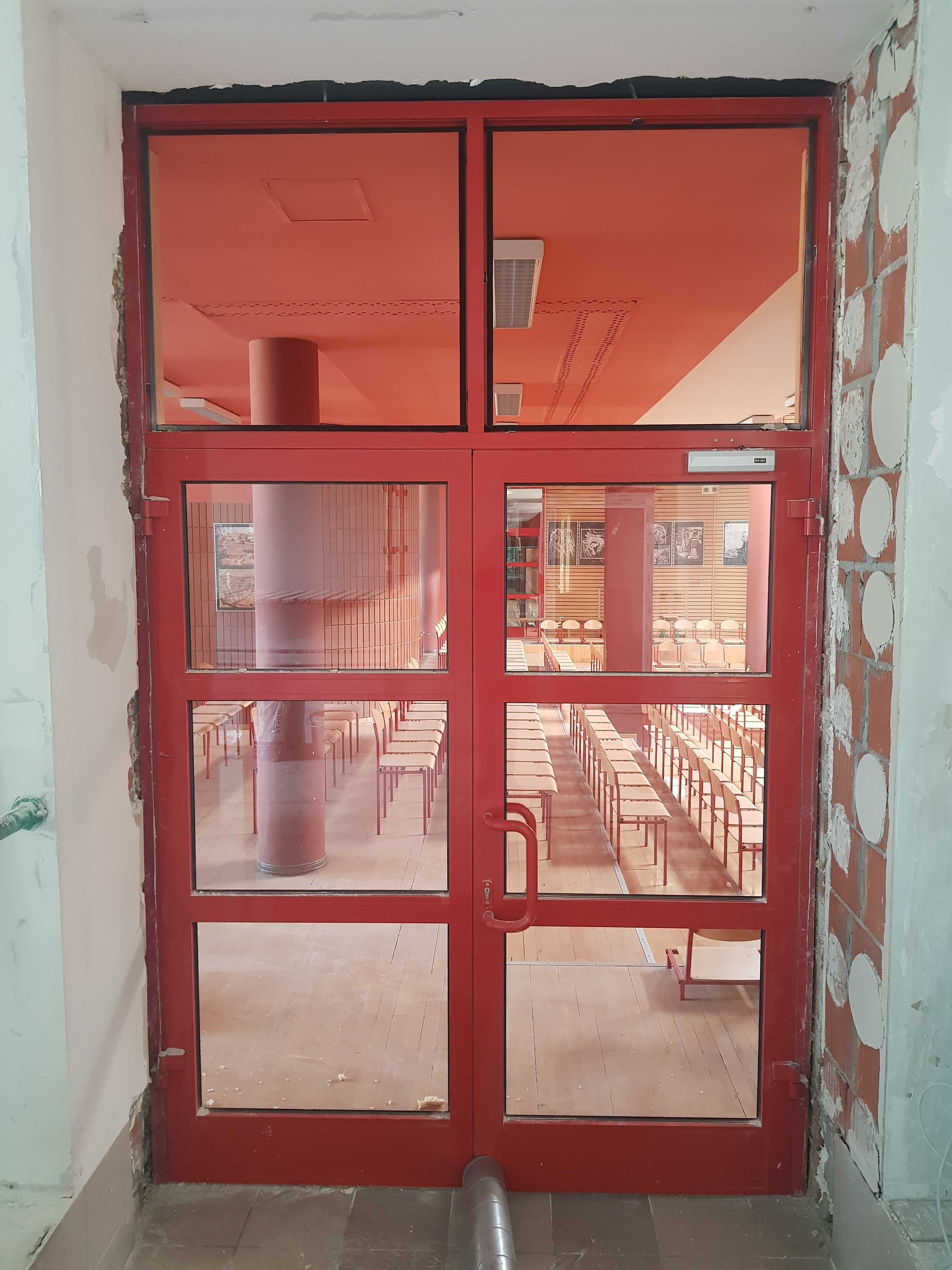 Zabudowa, witryna aluminiowa z drzwiami 321,5x201,5 Czerwona