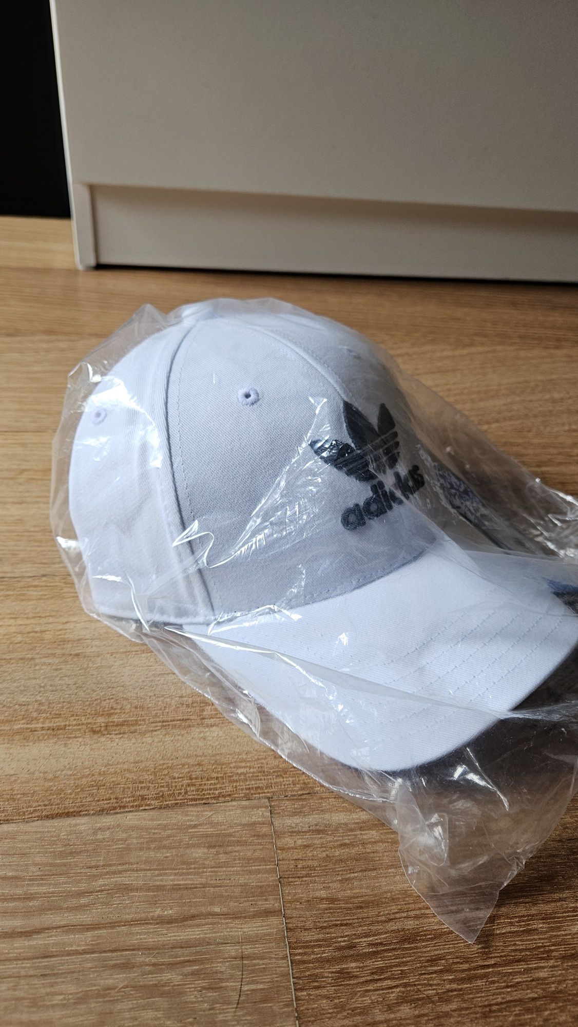Czapka Adidas biała uniseks nowa.
