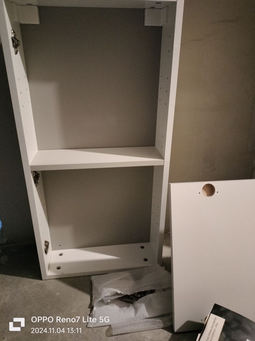 Szafka wisząca z lustrem i półkami