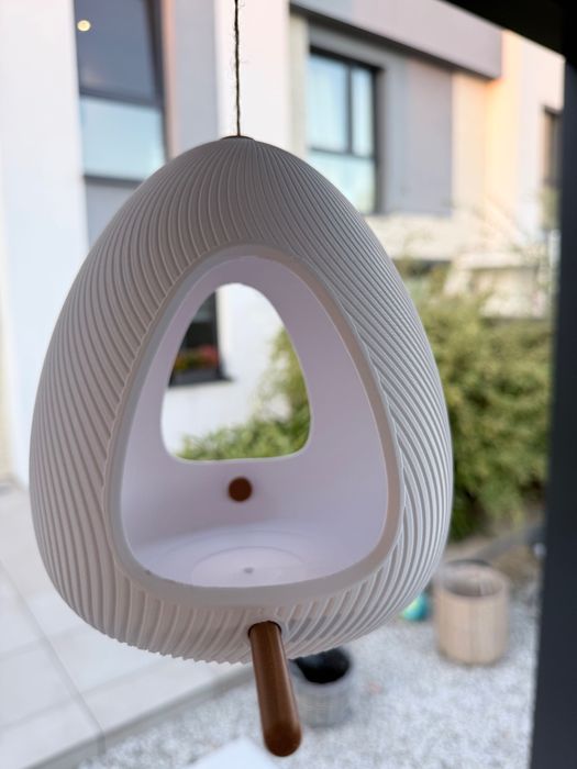 Nowoczesny karmnik dla ptaków – stylowy, lekki biały
