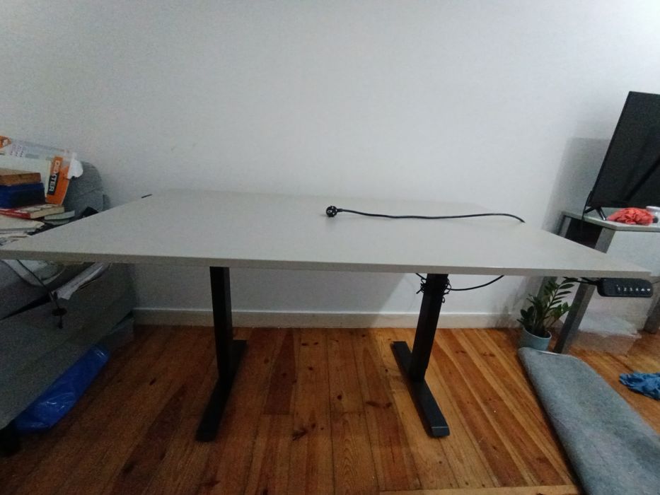 Standing Desk com tomada e extensão