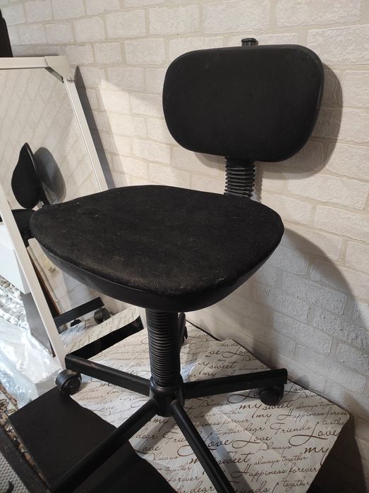 Стул компьютерный, вращающийся, на колесиках.