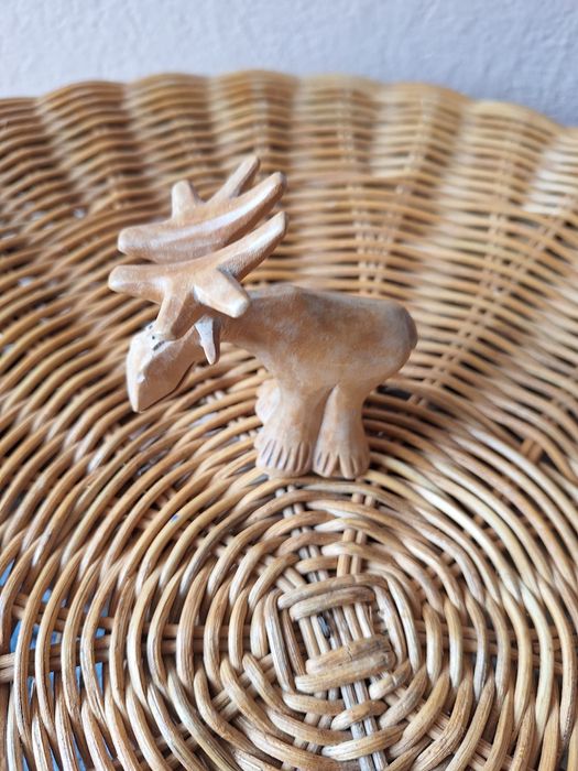 Stara małą figurka łoś z drewna