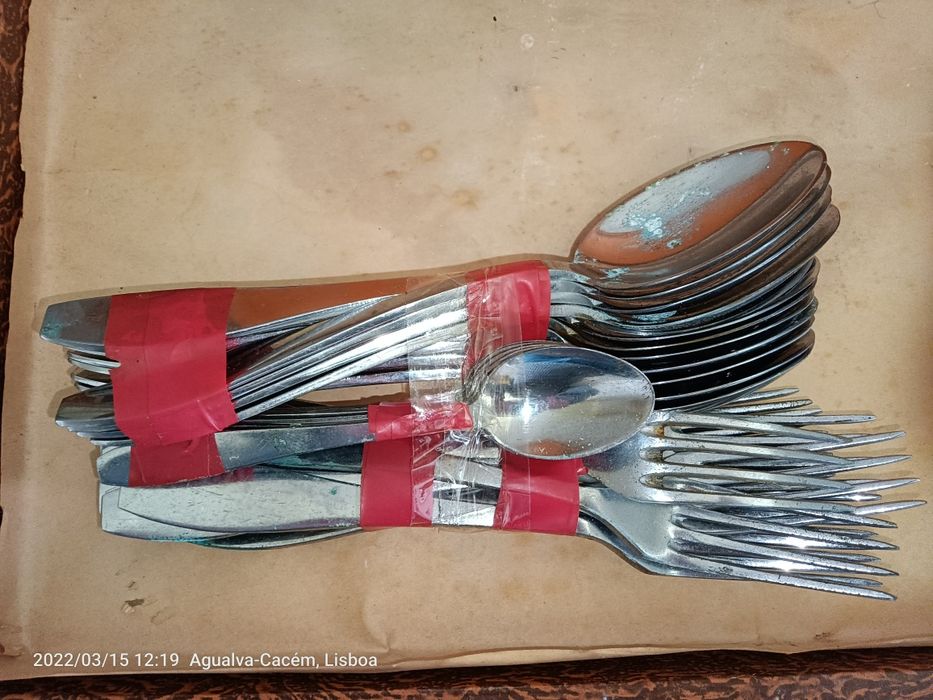 Facas , garfos e colheres antigos