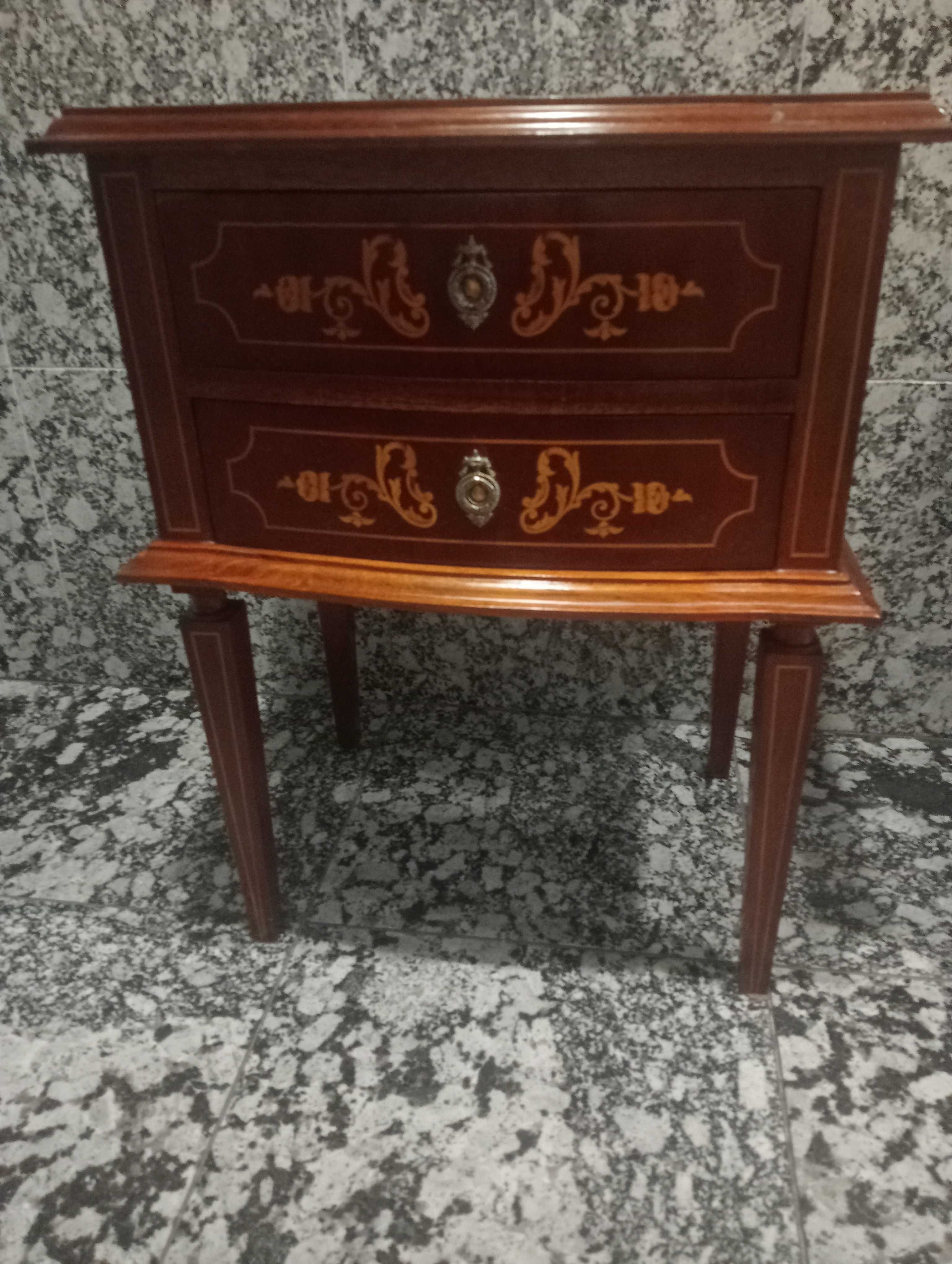 Comoda e duas mesas de cabeceira estilo D Maria