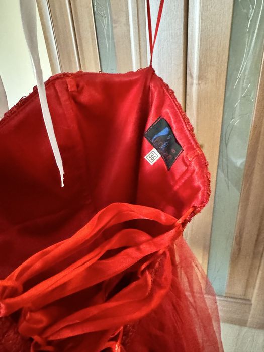 Яскрава червона сукня enigma з пишною спідницею, розмір 36