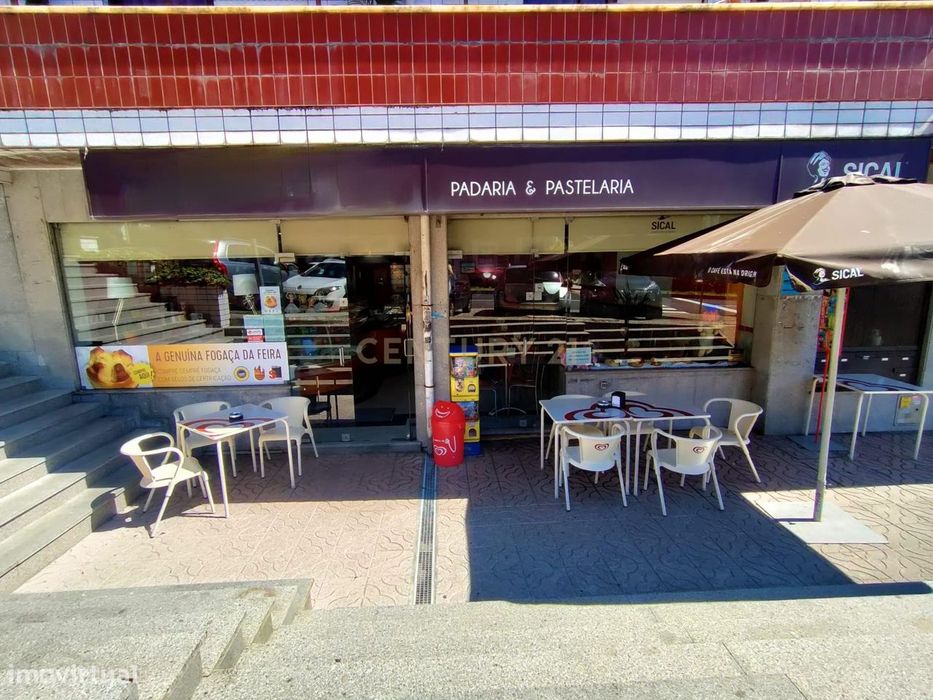 Padaria/confeitaria na entrada de Santa Maria da Feira, em Santa Maria