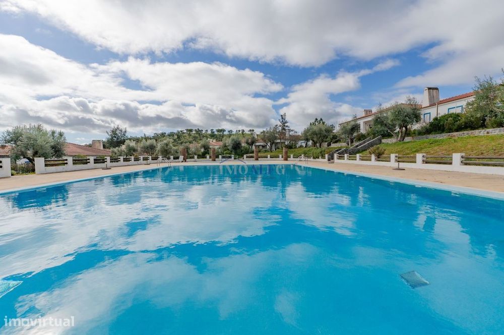 Moradia T3 com sotão e piscina no Condomínio Vila Nova Sta Susana, A