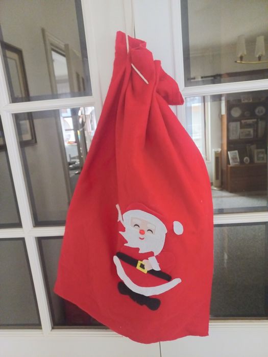 Saco de feltro  com aplicações  de pai natal.