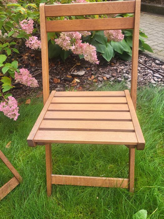 Dwa składane, drewniane krzesła Ikea idealne na balkon