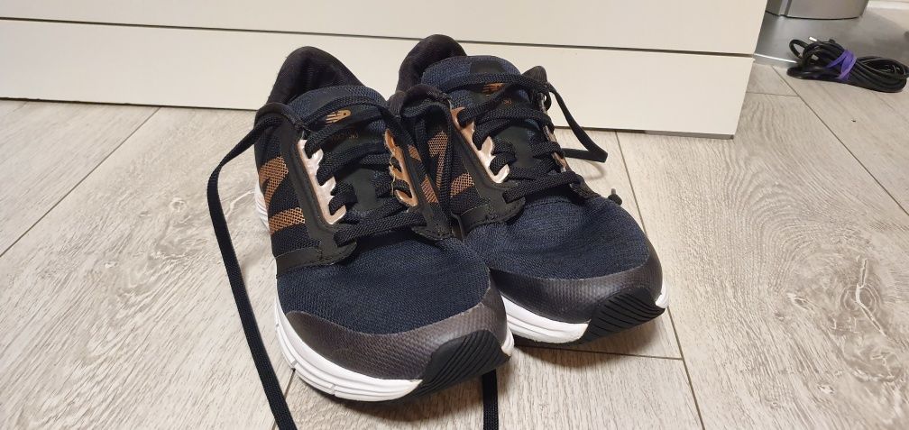 Buty damskie NEW BALANCE  WX715v3 rozmiar 39 wkładka 25cm stan na foto