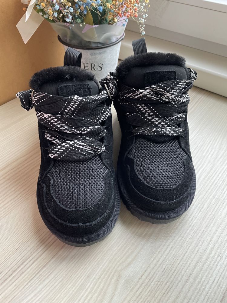 Продам Кросівки ugg