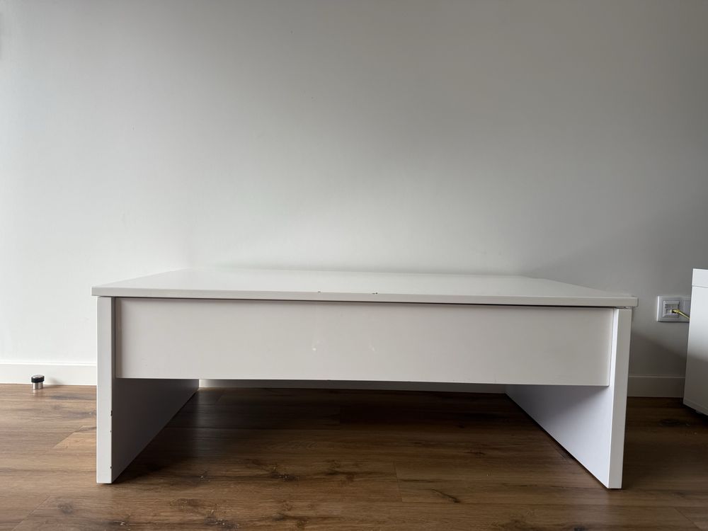 Mesa de centro branca com tampo elevatório