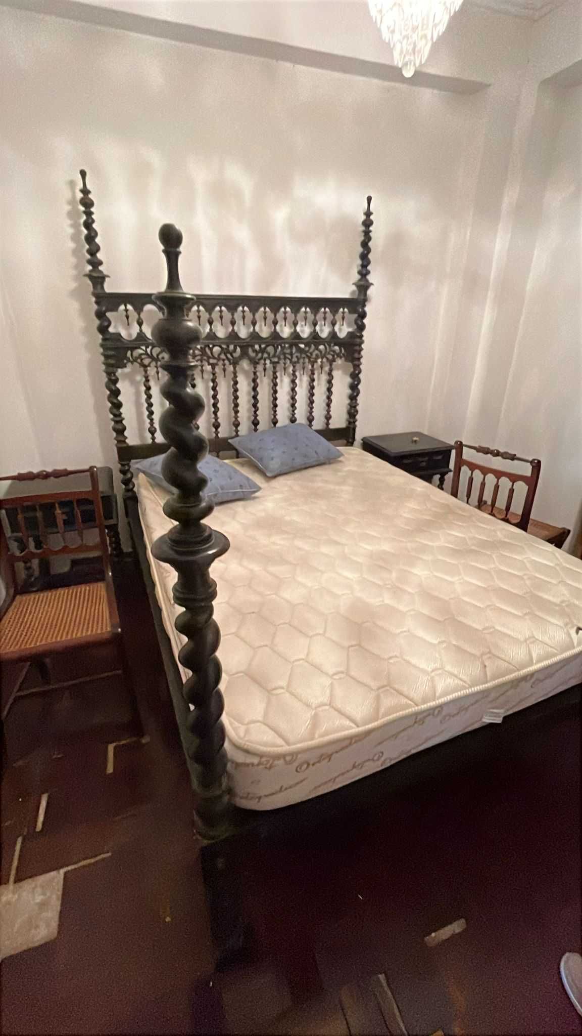 Cama de bilros, 2 mesas de cabeceira e cabide