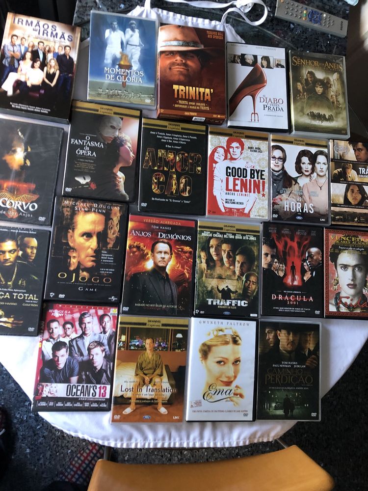 DVDs de 54 filmes variados alguns recentes e por abrir.