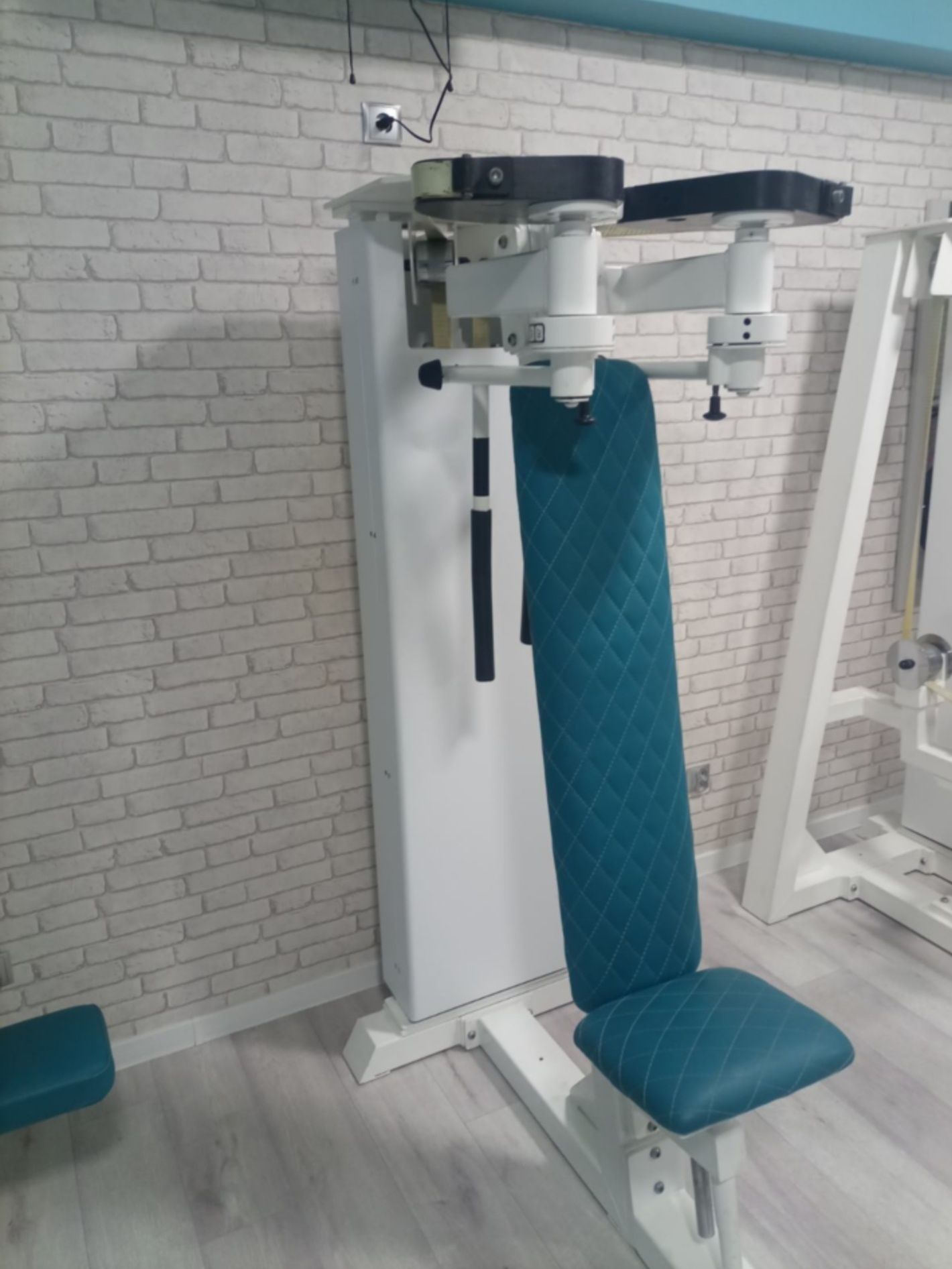 Maszyna 2w1 na klatke i tył barków Batterflay  Gym 80