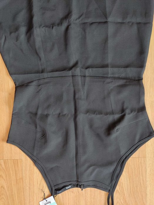 Czarna krótka sukienka na ramiączkach Sinsay