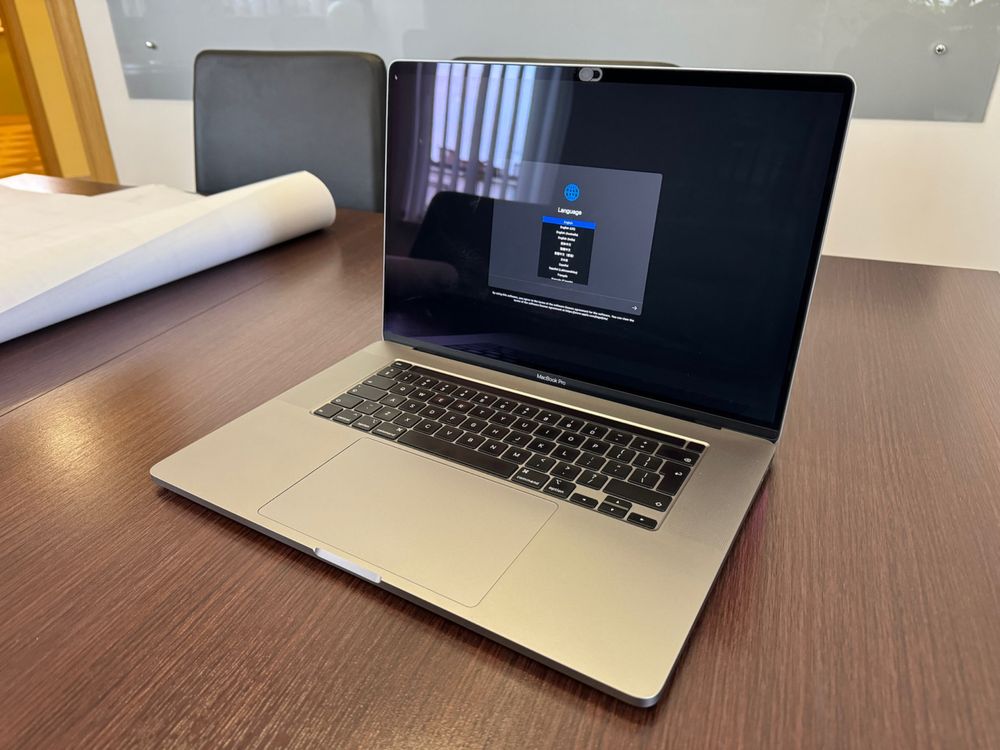 MacBook Pro 16 cali, i7, 16 GB, 2019, stan IDEALNY