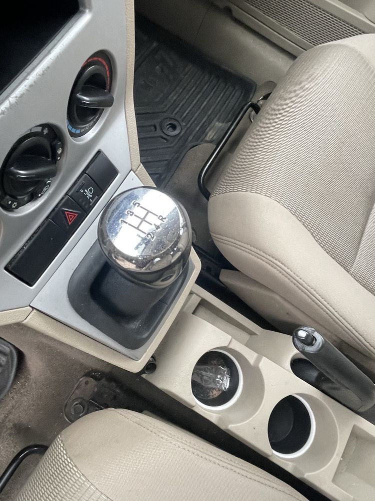 Na części Dodge Caliber 1.8 skrzynia DD7/T335 kod lakieru PXR