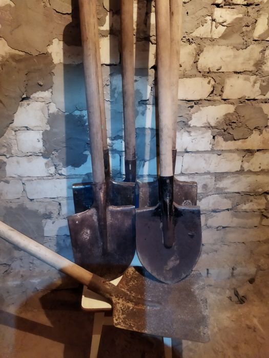 Лопаты, вёдра, дрель, черенки ,плоскорез Фокина , огнеупорная ткань .