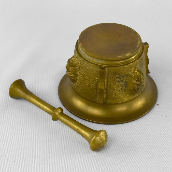 Almofariz em Bronze decorado com cabeças de leão
