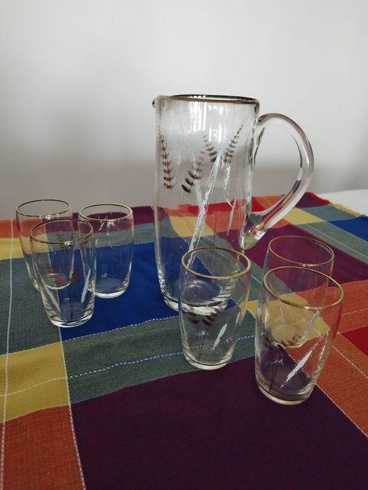 Jarro e 6 copos com decoração em dourados vintage