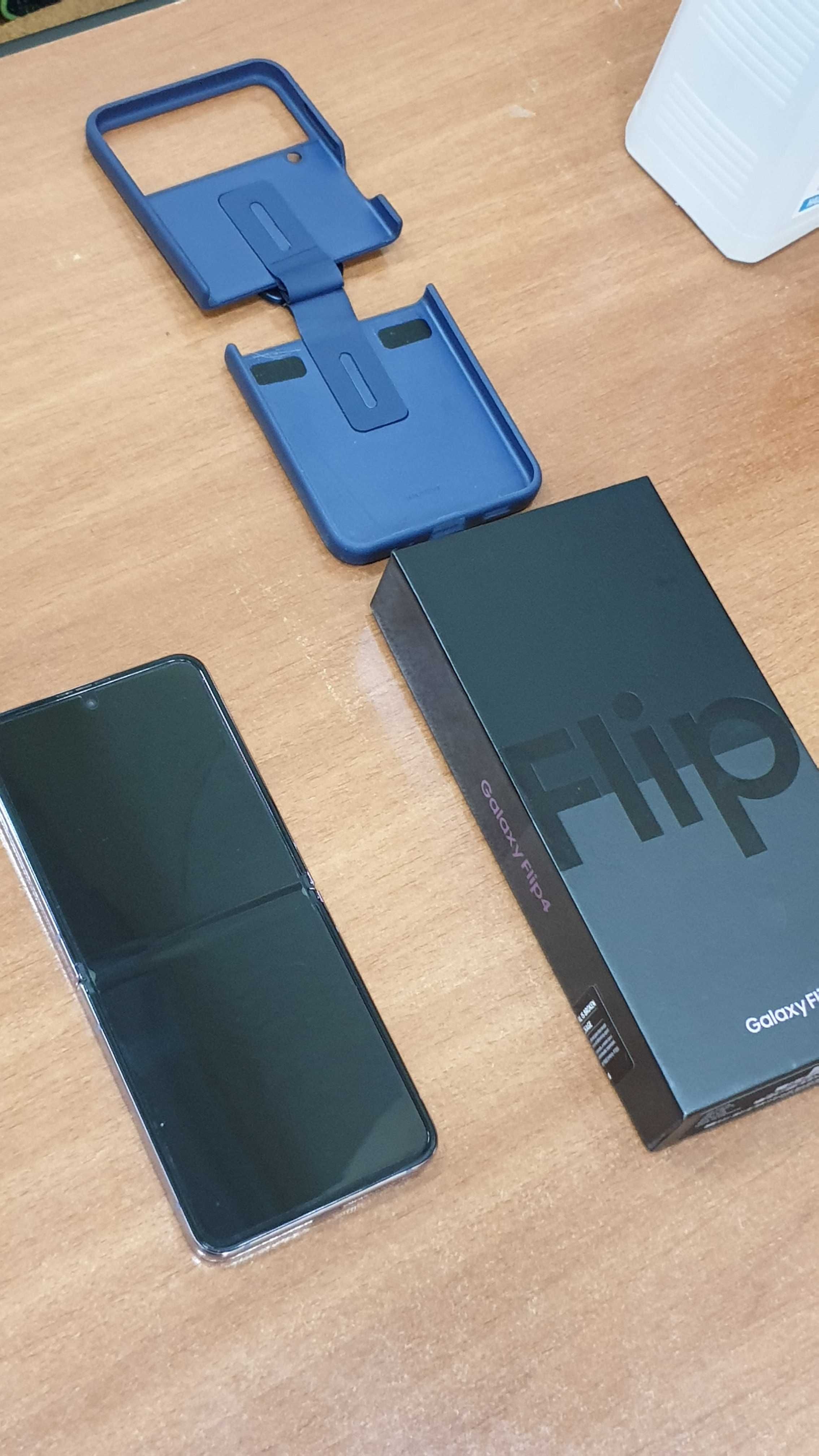 Samsung Galaxy Z Flip4 8/256 SM-F721B (+ чехол та захісна плівка)