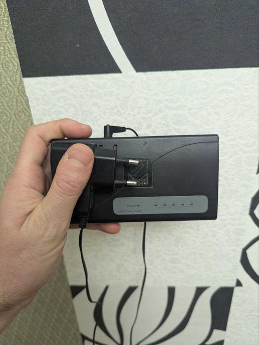 Комутатор (свіч) на 5 портів (для Інтернету)