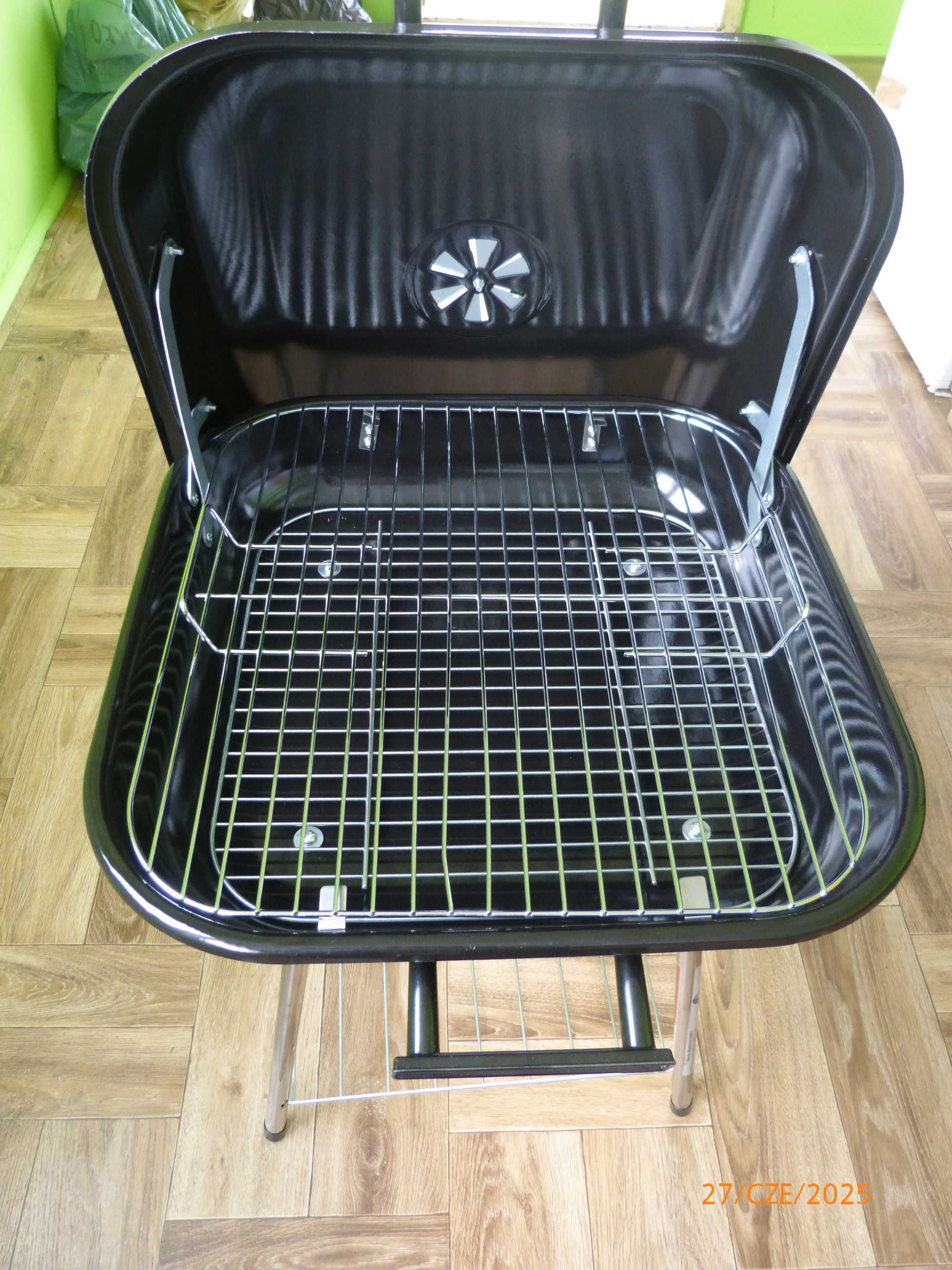sprzedam nowy, nigdy nie używany grill węglowy.