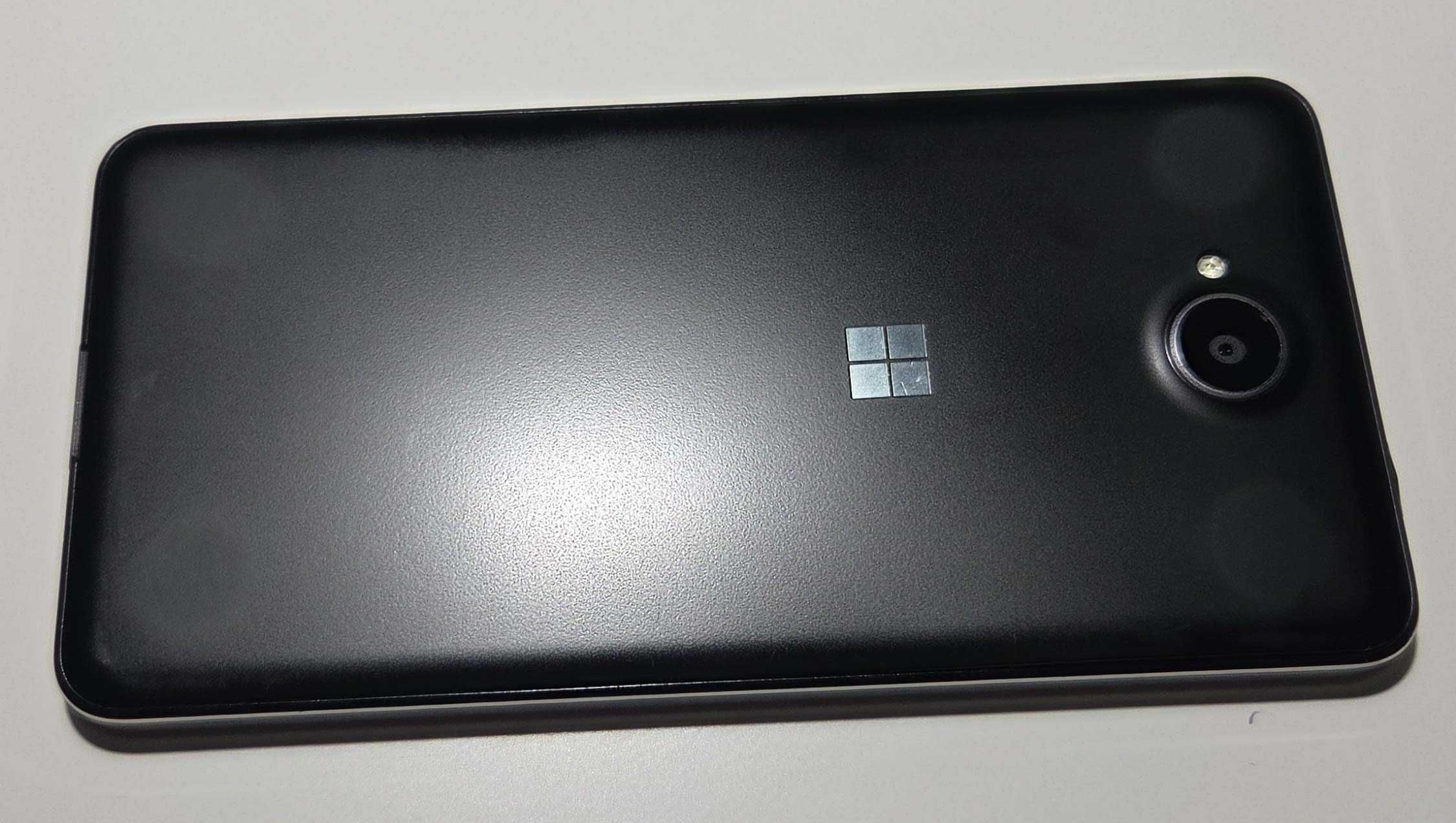 Smartfon Lumia 650 z systemem Windows 10 Mobile