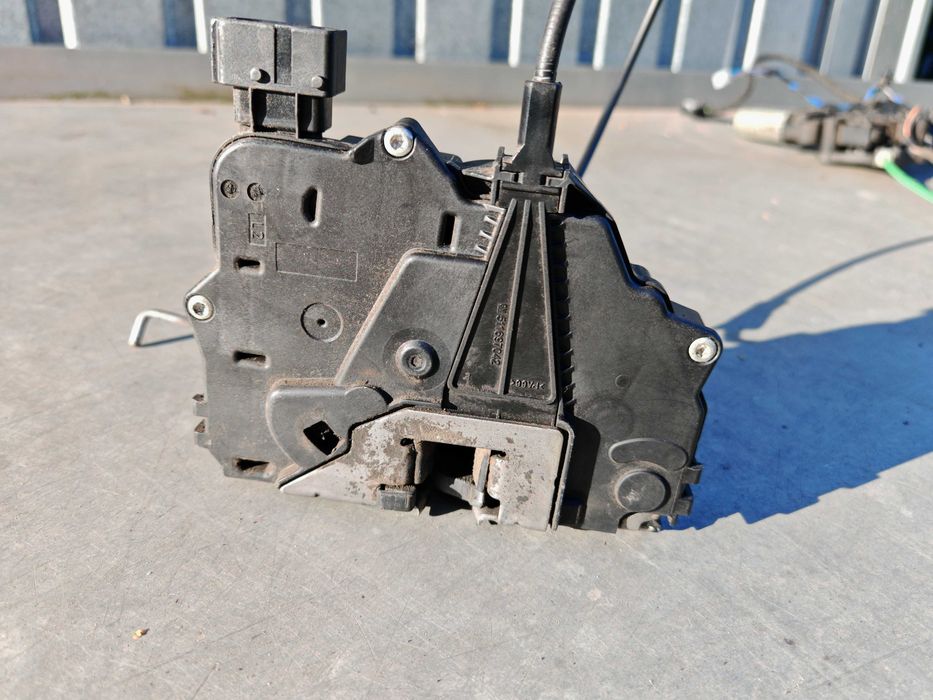 Opel Corsa D Zamek drzwi lewy przód 5D