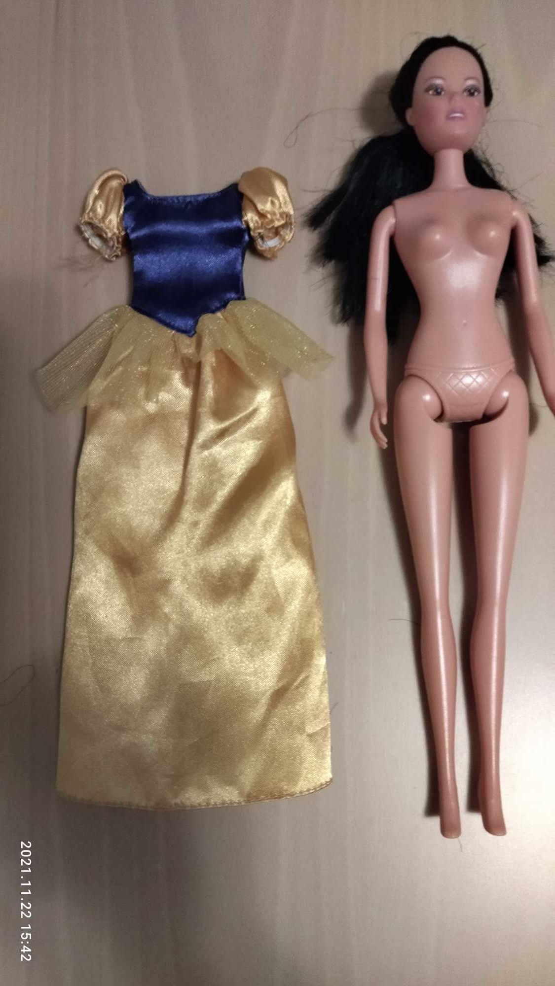 Lalka Barbie w fioletowo-żółtej sukni.