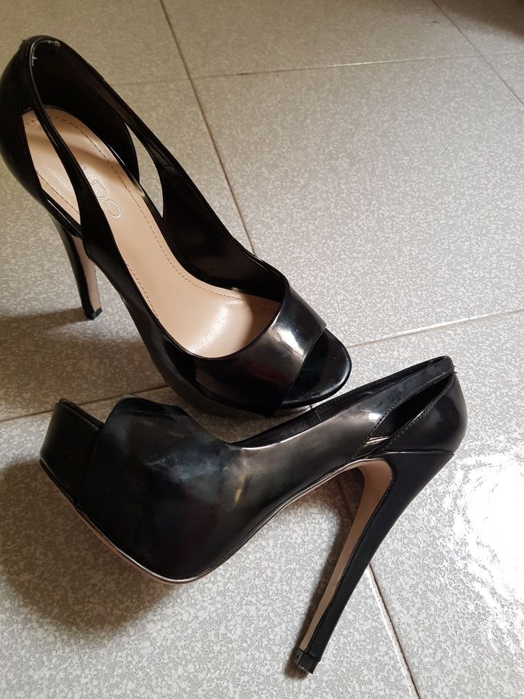 Sapatos Aldo em verniz, com plataforma.