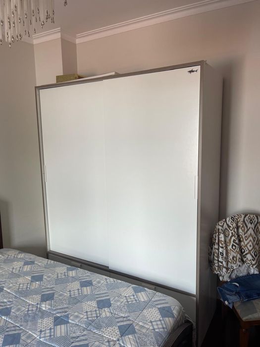 Roupeiro branco em madeira