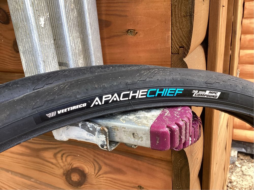 Prawie nowe opony szosowe Vee Tire Co. Apache Chief 700x30c 30-622