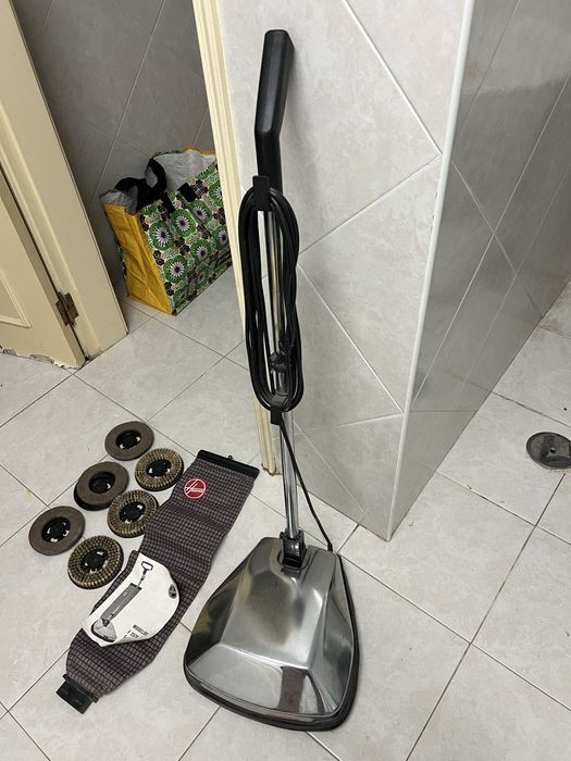 Enceradora/aspirador Hoover a funcionar