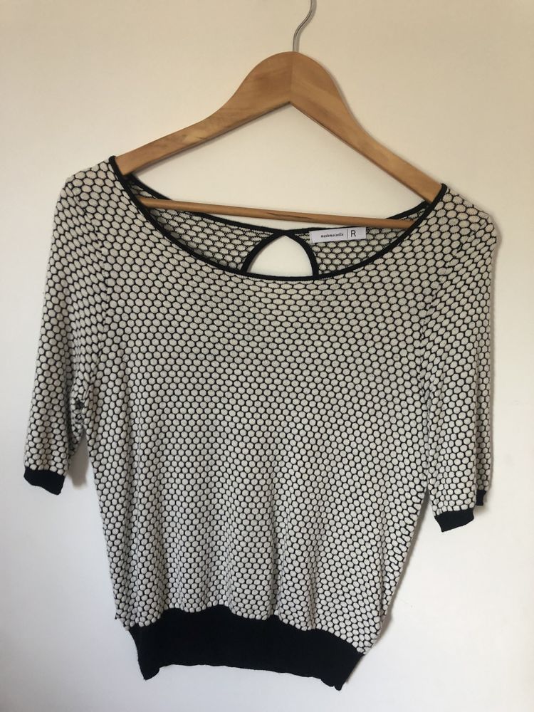 Blusa em algodão decotada.