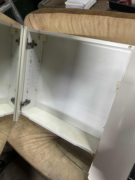 Szafka Łazienkowa z Lustrem, Podświetleniem i Zegarkiem – Praktyczna i