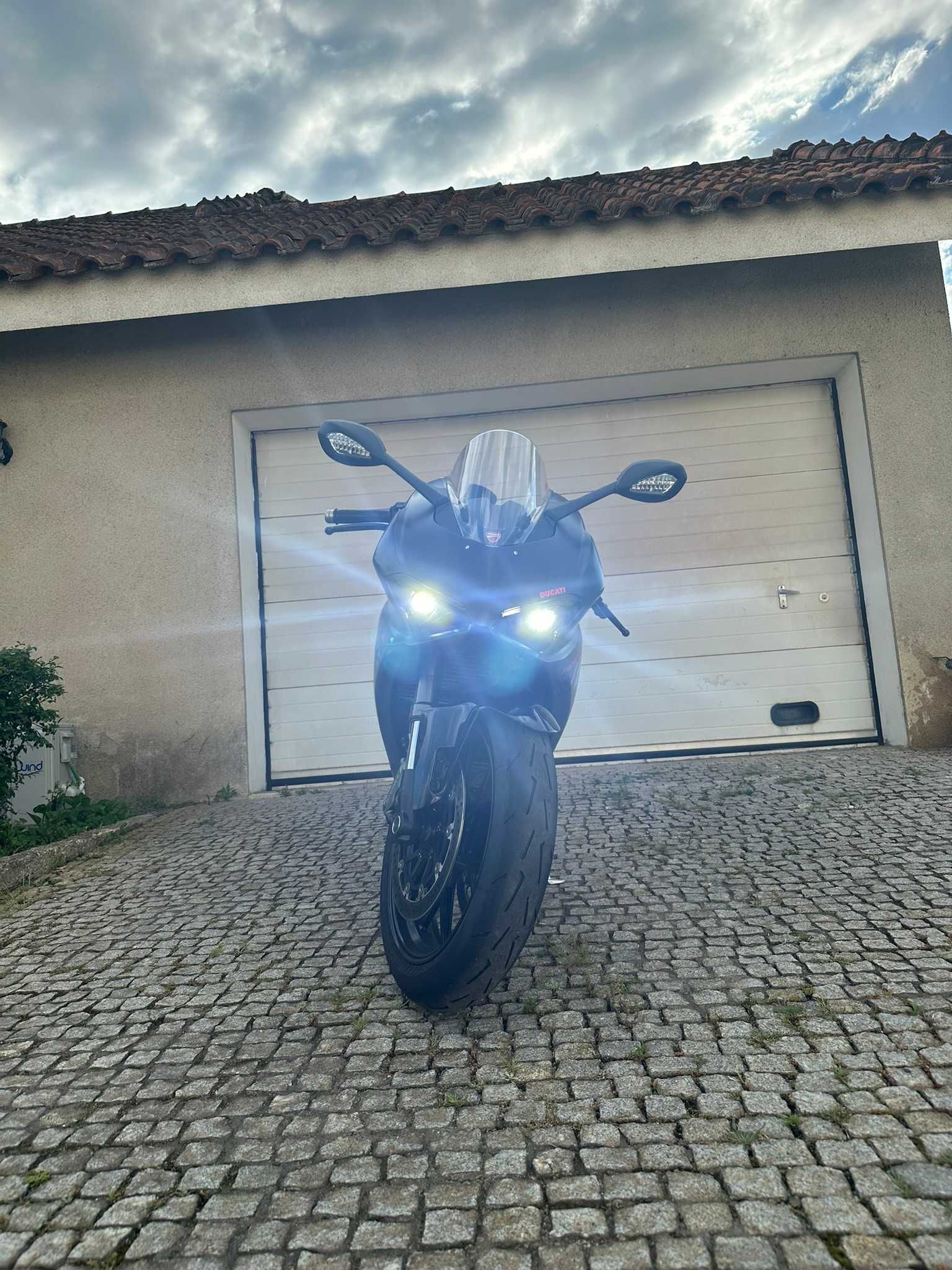 Ducati Panigale V2 2024 black on black