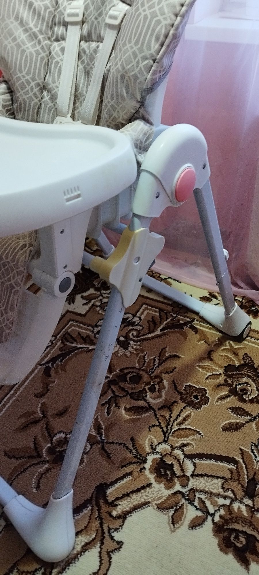 Стілець для годування