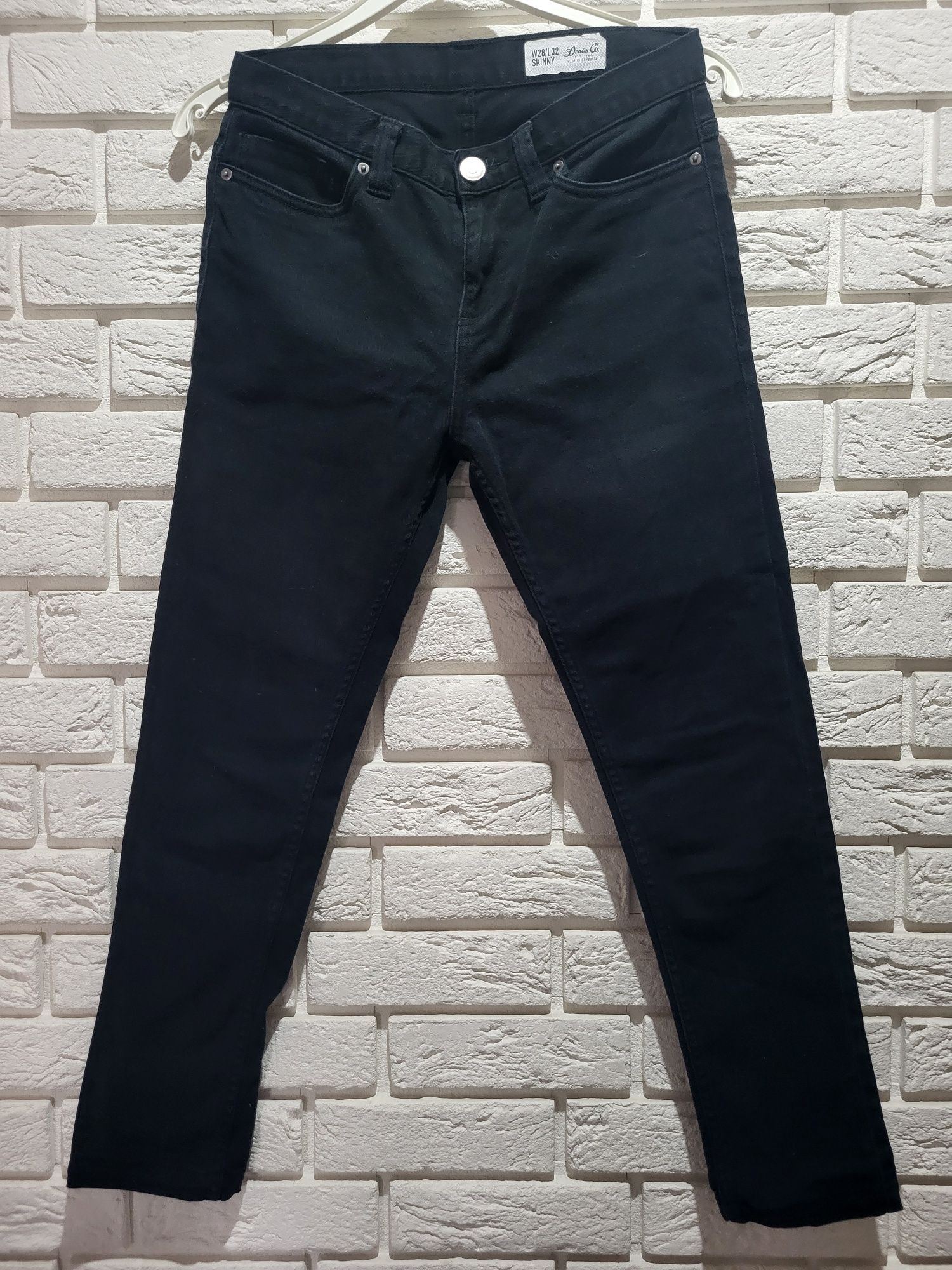 Czarne męskie proste spodnie jeans