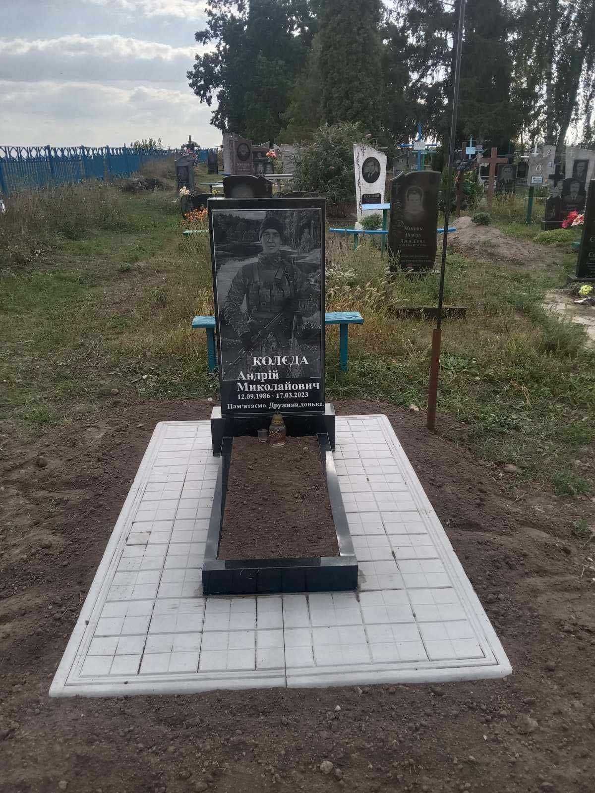 Пам'ятники , бетонні, гранітні з мармурової крихти, вази ,лампадки ...