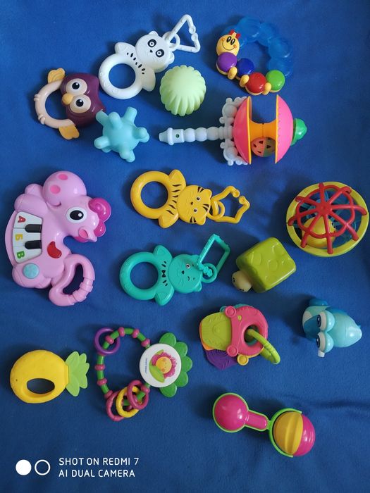 Іграшки для малюків, погремушки, музичні, торохтуни