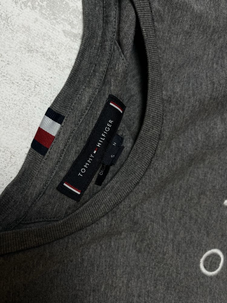 Сіра футболка Tommy Hilfiger із масивним брендингом