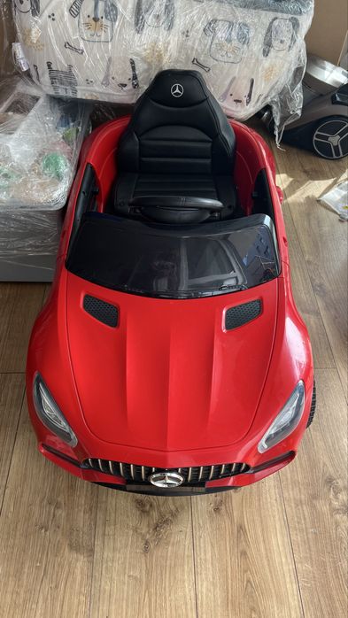 Samochod elektryczny mercedes czerwony