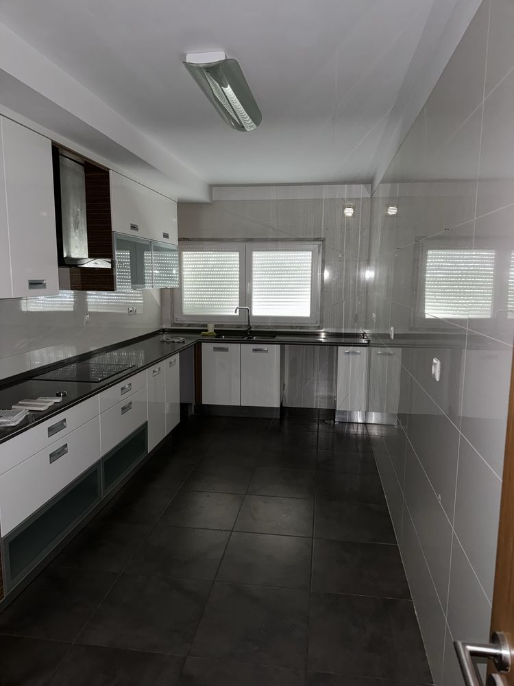 Apartamento T4 com suíte para arrendar – Coina / Palhais