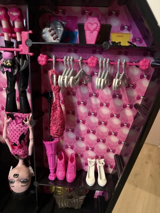 Монстер Хай Дракулаура з шафою Дракулокер