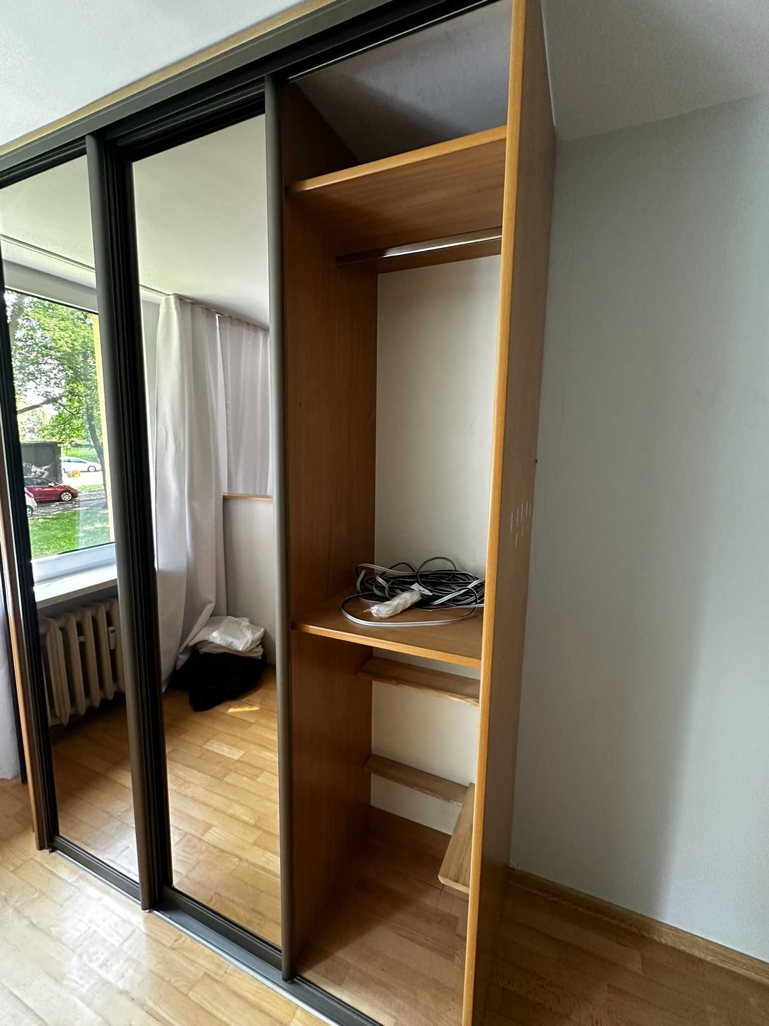 Szafa do sypialni z 3 lustrami i półkami narożnymi